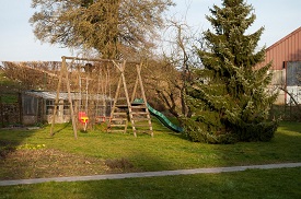 A la campgagne avec un grand jardin et jeux pour enfants